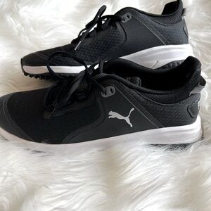 Men’s 9 black Puma sneakers